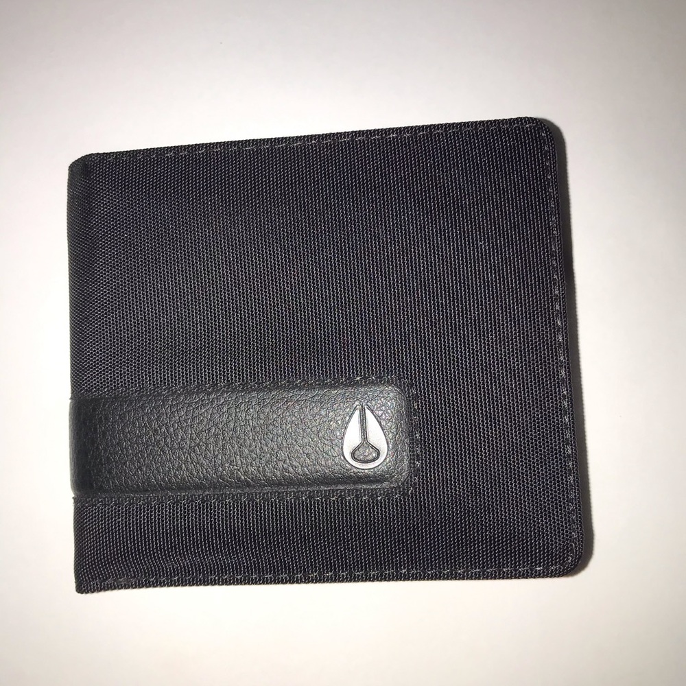 Black NiXON showoff bi-food wallet